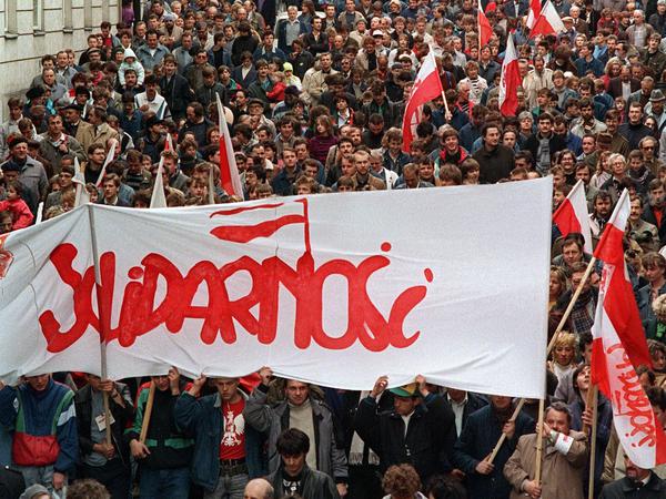 Dankbarkeit für Polens Beitrag zur deutschen Einheit. Der mehrjährige Protest der unabhängigen Gewerkschaft Solidarnosc brachte den Kommunsimus zu Fall.
