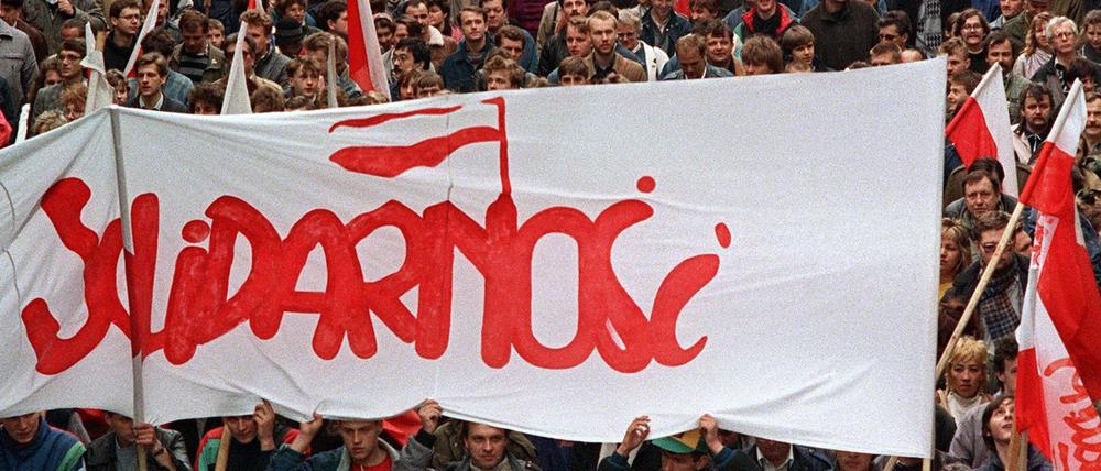 Straßendemonstration der Solidarnosc-Bewegung am 1. Mai 1989 in Warschau. 