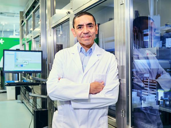 Ugur Sahin, Vorstandsvorsitzender von Biontech, steht im Labor seines Unternehmens.