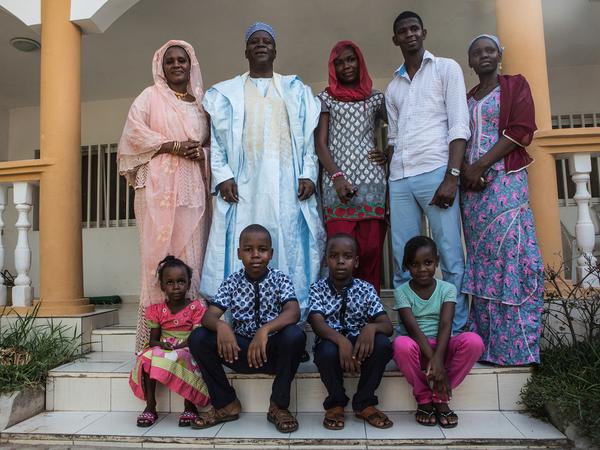  Der "Lamido" genannte Bürgermeister Seini Boukar - hier mit seiner Familie - wurde von Boko Haram entführt.