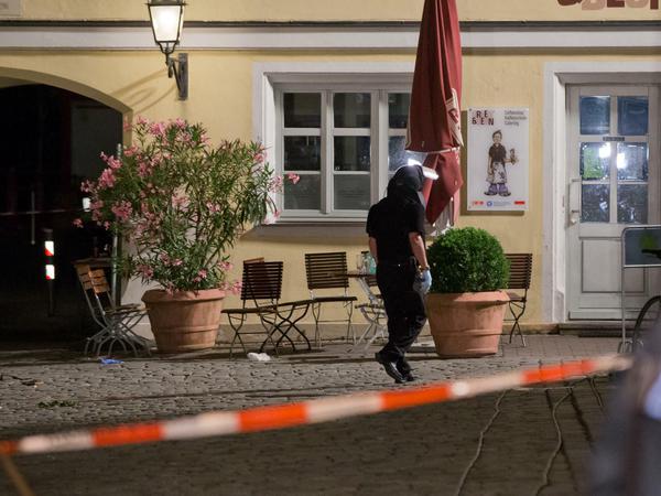 Ein Polizist arbeitet am 25.07.2016 in Ansbach (Bayern) am Tatort an dem zuvor ein 27-Jähriger einen Sprengsatz zur Explosion gebracht hatte. Bei einem mutmaßlich islamistisch motivierten Anschlag sind am 24.07.2016 bei einer Explosion insgesamt 15 Menschen verletzt worden. Der mutmaßliche Täter, ein 27-jähriger Flüchtling aus Syrien, kam dabei ums Leben. 