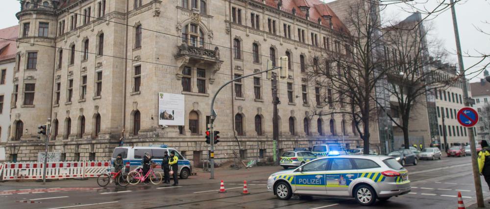 Sachsen-Anhalt, Magdeburg: Polizisten sperren die Straße vor dem Landgericht.