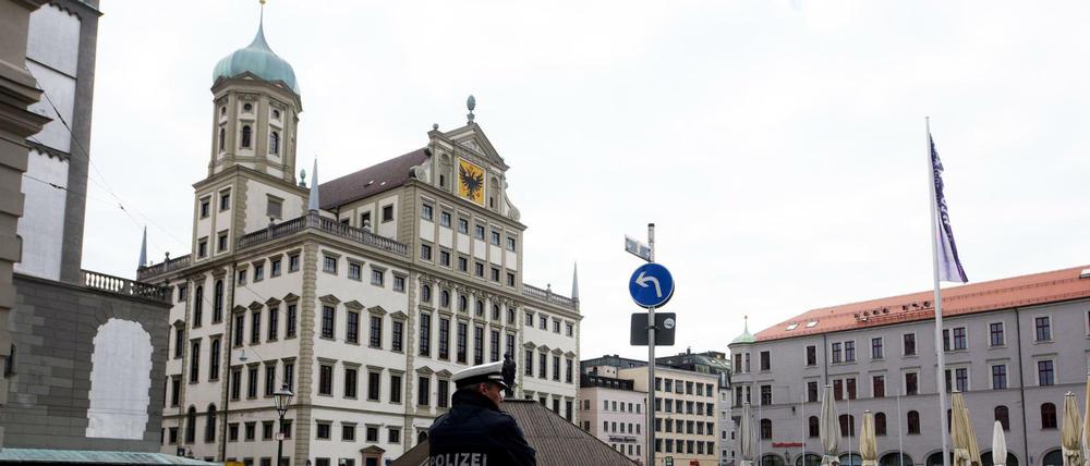 Polizisten sperren den Rathausplatz in Augsburg. Der Verwaltungssitz wurde nach einer Drohung evakuiert. 