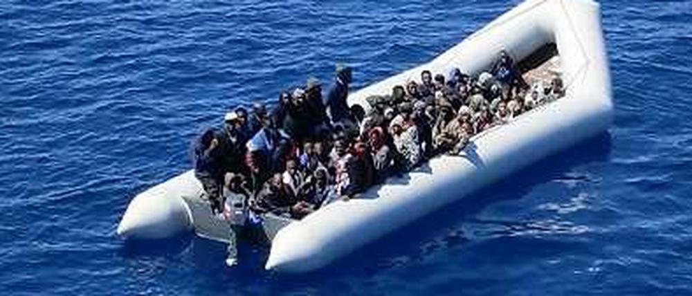 Angesichts der stark gestiegenen Zahl an seeuntauglichen Flüchtlingsbooten sind Lösungen zur Seenotrettung gefragt. 