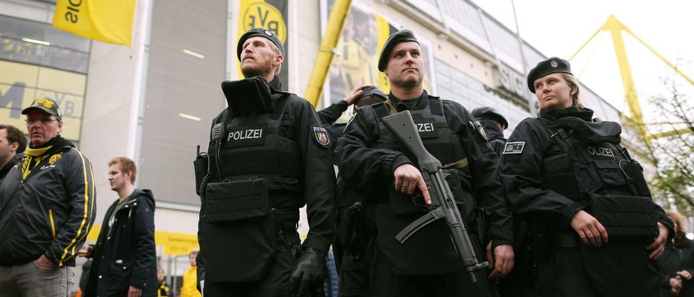 Polizisten sichern ein Spiel von Borussia Dortmund gegen Eintracht Frankfurt..