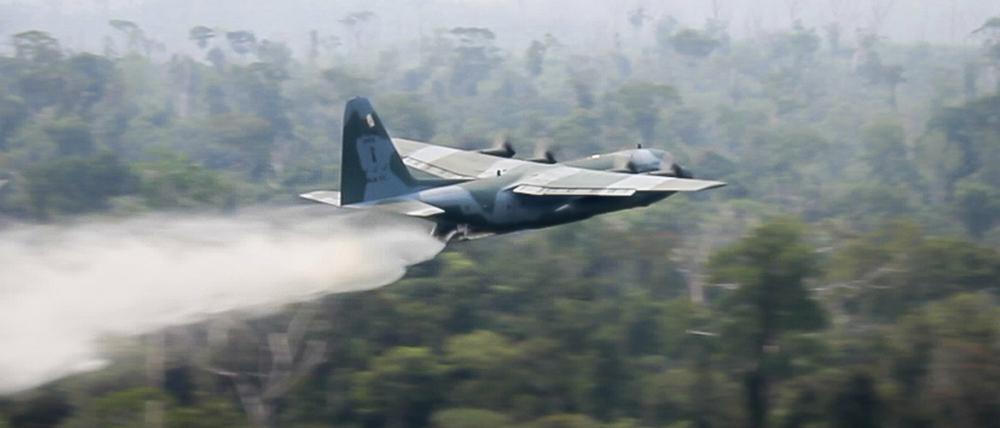 Ein vom brasilianischen Verteidigungsministerium zur Verfügung gestelltes Foto zeigt ein C-130 Flugzeug, das bei den Bränden im Amazonasgebiet im Einsatz ist
