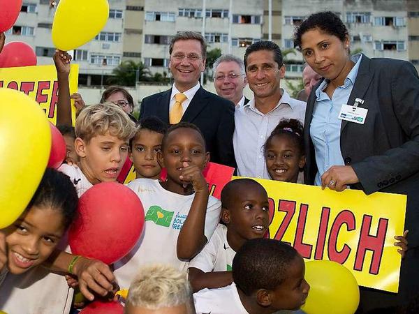 Auch der damalige Außenminister Guido Westerwelle (FDP) besuchte im Jahr 2010 das Kinderprojekt von Jorginho (zweiter von rechts) min Rio de Janeiro. 