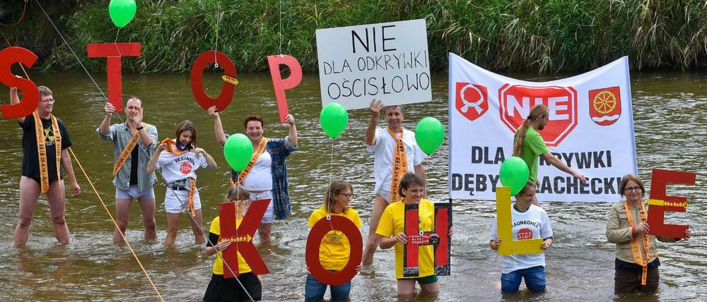Polnisch-deutsche Menschenkette durch den Grenzfluss Neiße zur Unterstützung der Energiewende.