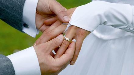 Brautpaar beim Ringtausch: Ein Ja, das tausende Euro bringt