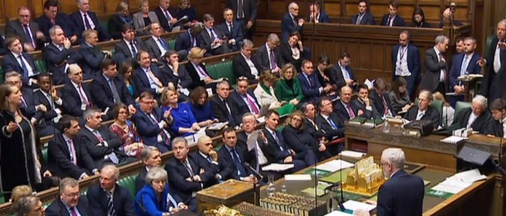 Vorsitzender der Labour-Partei, spricht während der Debatte über den Misstrauensantrag im britischen Unterhaus, links Premierministerin Theresa May.