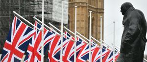 Die Winston-Churchill-Statue und die britischen Flaggen auf dem Parliament Square in London