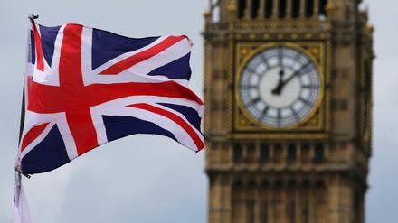 London: Eine britische Nationalflagge, der Union Jack, weht vor dem Uhrturm Big Ben.