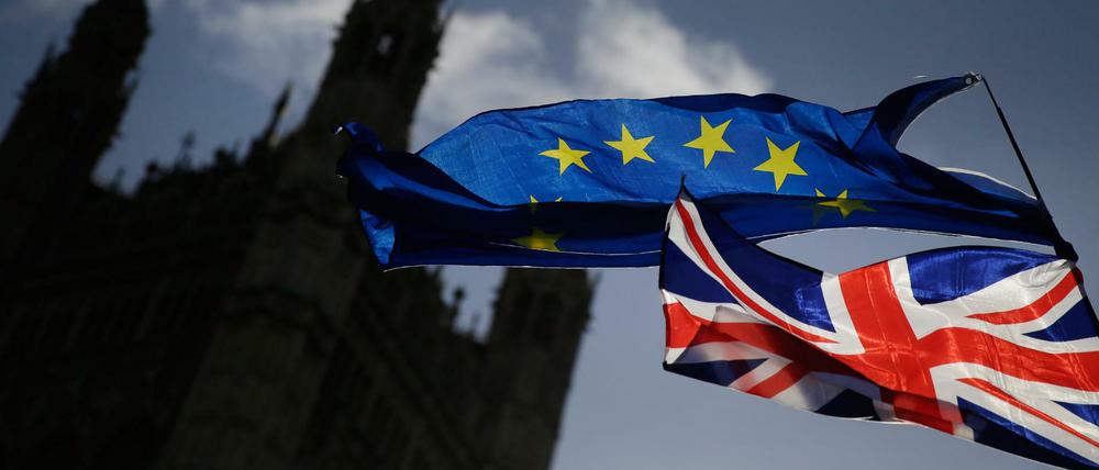 Ungewisser Ausgang. Noch wehen die EU-Flagge und die britische Nationalflagge vor dem britischen Parlament nebeneinander.