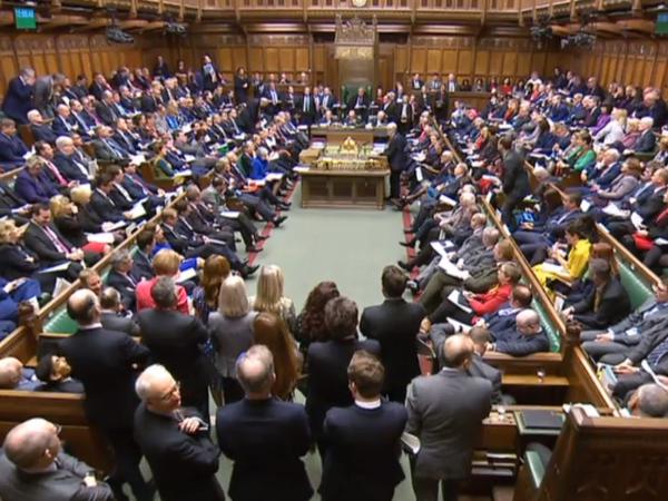 Während sich die Abgeordneten im House of Commons anbrüllen, wird die Bevölkerung immer stiller.