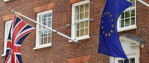Die britische und die europäische Flagge vor dem Europe House in London.