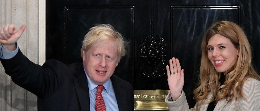 Triumphierender Wahlsieger: Boris Johnson und seine Partnerin Carrie Symonds vor dem Amtssitz 10 Downing Street 