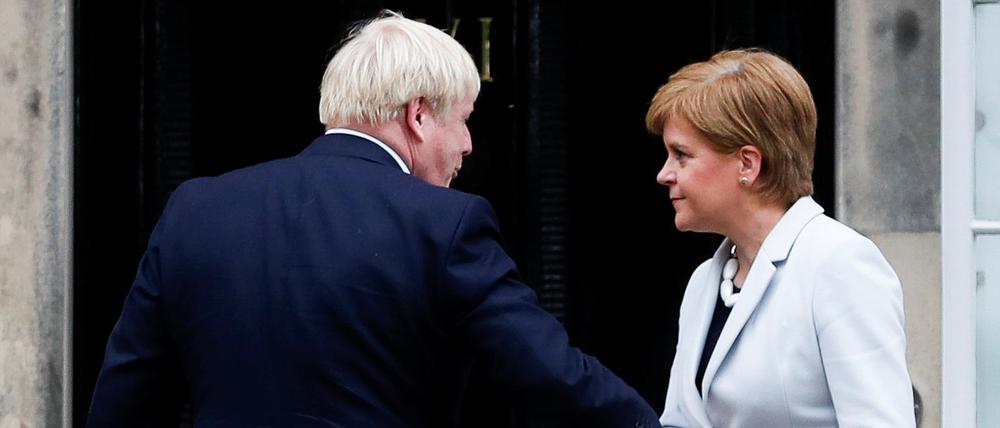 Die schottische Regierungschefin Nicola Sturgeon und der britische Premier Boris Johnson