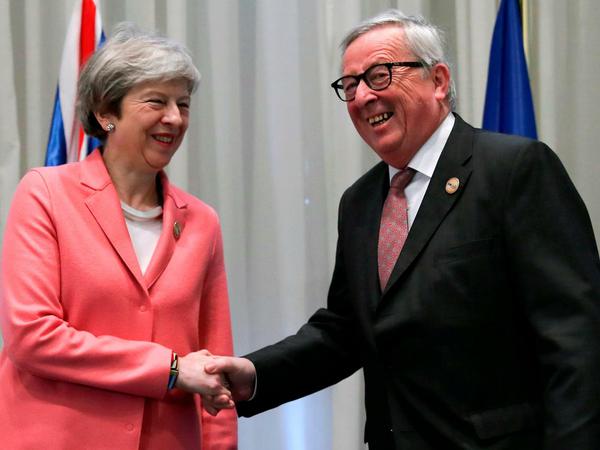 Die britische Premierministerin Theresa May sparch mit EU-Kommissionschef Jean-Claude Juncker am Rande des Treffens der EU und der arabischen Liga auch mal wieder über den Brexit.