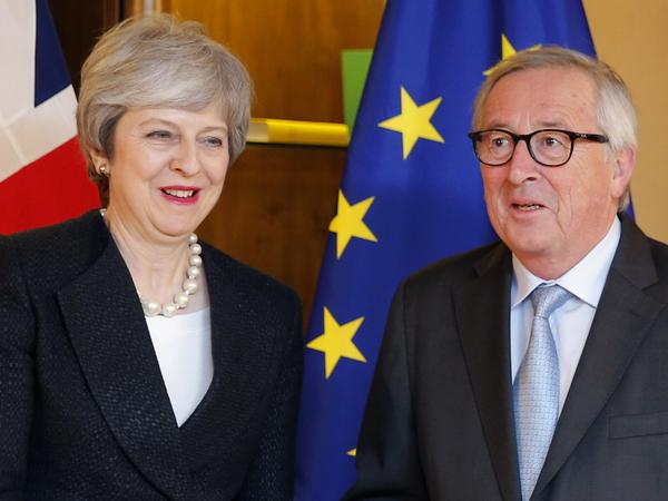 Jean-Claude Juncker hat Theresa May in Straßburg empfangen.