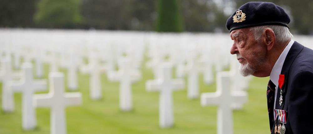 Ein britischer Veteran auf dem Friedhof am Omaha Beach. 