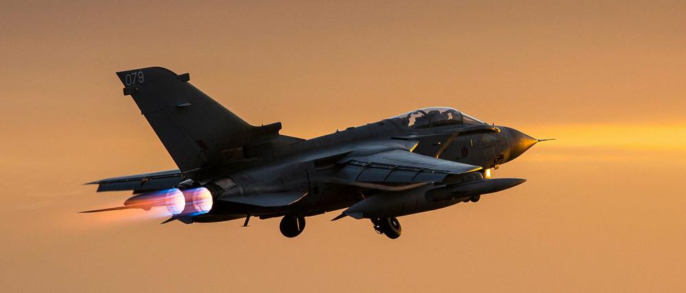 Die britische Luftwaffe hat mit Angriffen aus Stellungen des IS in Syrien begonnen.