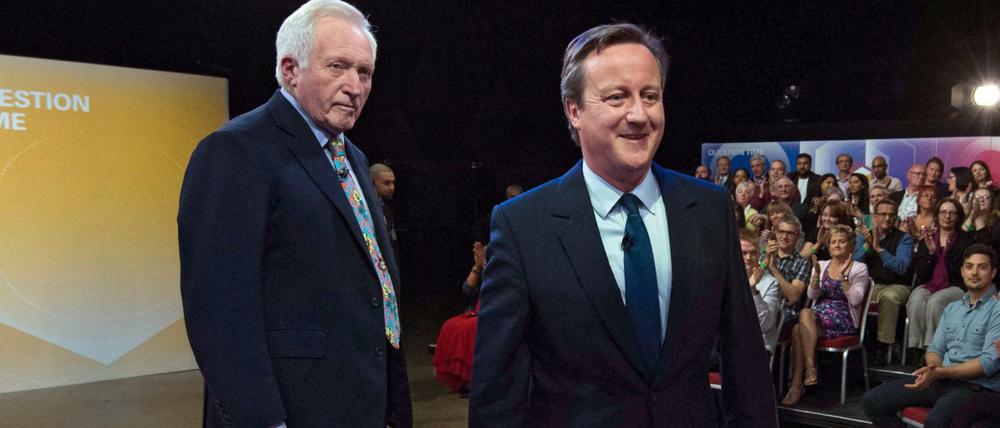 Der britische Premier David Cameron (rechts) in der BBC-Sendung "Question Time" zum Brexit, mit Moderator David Dimbleby