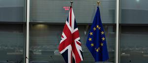 Die Flaggen Großbritanniens und der EU. 