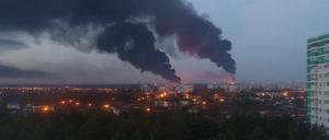 Die Brände in den beiden Öllagern in Brjansk am frühen Montagmorgen.