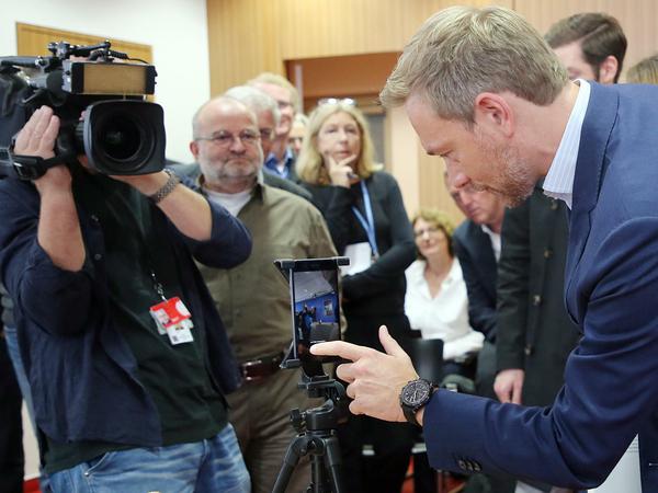 FDP-Chef Christian Lindner richtet die Kamera an seinem Mobiltelefon ein.