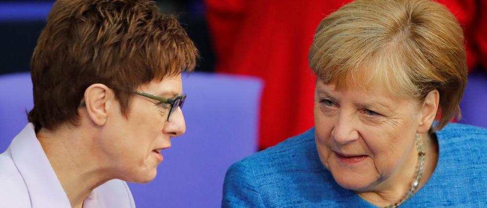 Annegret Kramp-Karrenbauer (l.) gilt als Wunschnachfolgerin von Bundeskanzlerin Angela Merkel (r). 