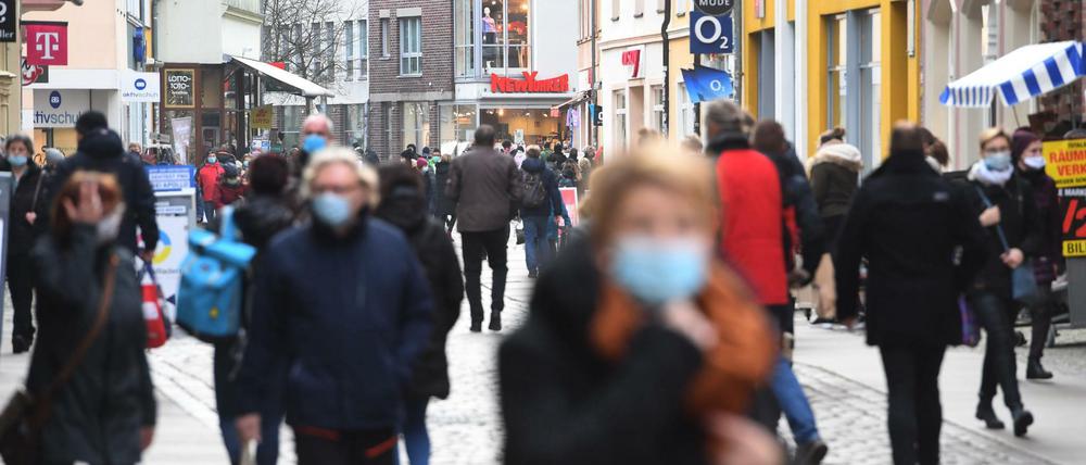 Auf der Einkaufsstraße und Fußgängerzone Ossenreyer Straße in Stralsund sind zahlreiche Passanten mit Maske unterwegs (Symbolbild).