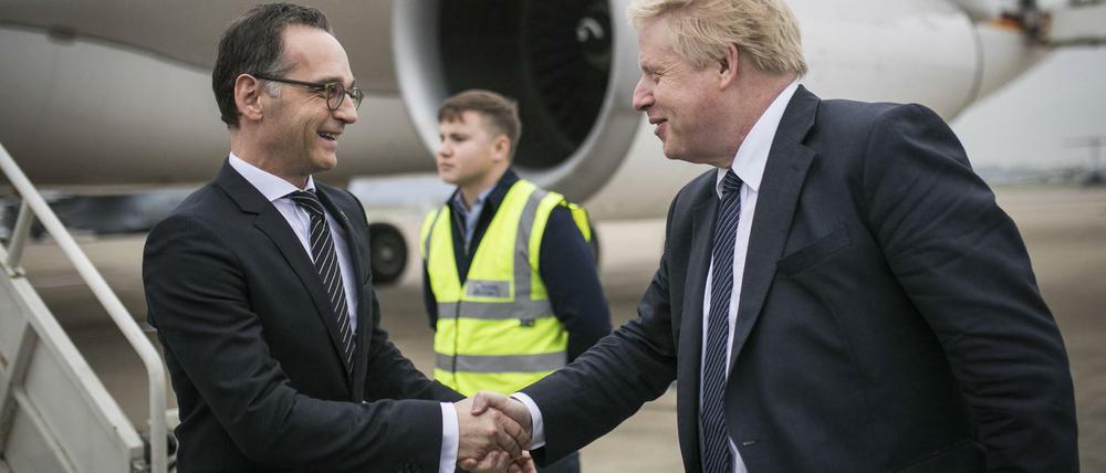 Bundesaussenminister Heiko Maas (L), SPD, wird am Flughafen empfangen von Boris Johnson, Außenminister von Großbritannien, in Brize Norton empfangen.