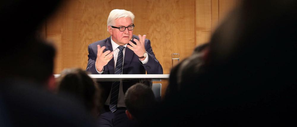 Soll nach dem Willen der SPD Bundespräsident werden: Außenminister Frank-Walter Steinmeier (SPD), der hier im Auswärtigen Amt mit Jugendlichen über Europa diskutiert.