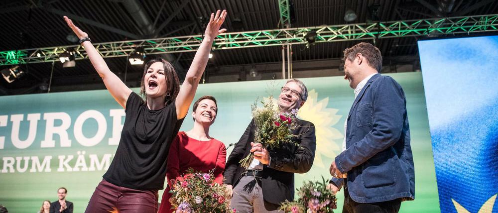 Begeisterung im Saal. Grünen-Chefin Annalena Baerbock springt auf der Bühne hoch, als die Delegierten des Grünen-Parteitags die Spitzenkandidaten Ska Keller und Sven Giegold feiern.