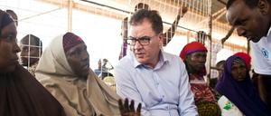 Bundesentwicklungsminister Gerd Müller (CSU) mit Flüchtlingen in Dadaab.