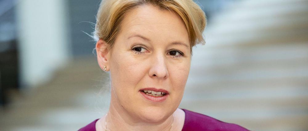 Familienministerin Franziska Giffey wehrt sich gegen den Vorwurf, sie profiliere sich gegen die SPD: "Ich habe hart für die Sozialdemokratie gearbeitet."