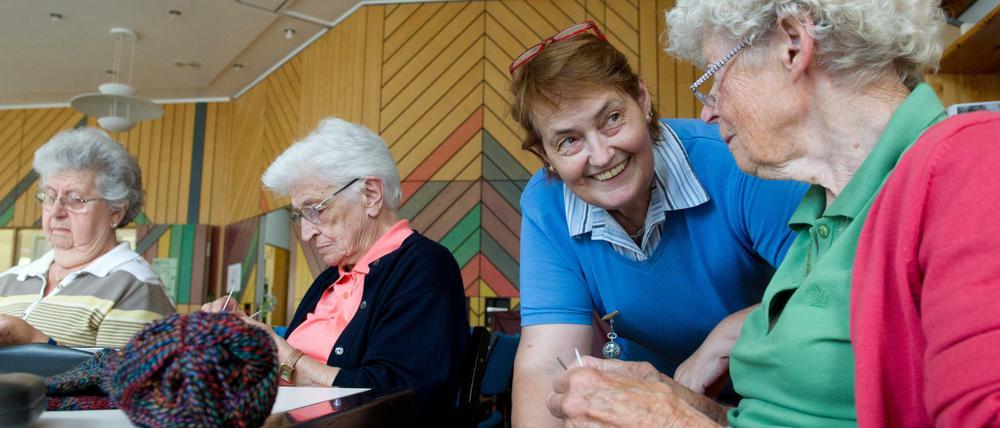 Die Bundesfreiwillige Monika Buhl (2.v.r.) mit einer Handarbeitsgruppe von Seniorinnen in Stuttgart