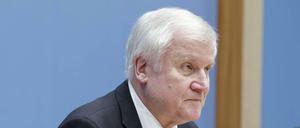 Ohne großes Gepolter: Innenminister Horst Seehofer (CSU) will mehr Abschiebungen. Foto: imago/Jürgen Heinrich