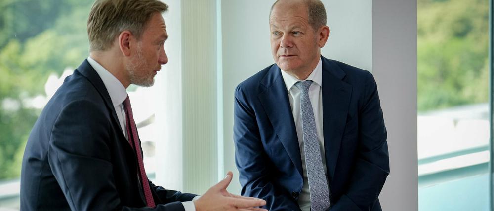 Bundeskanzler Olaf Scholz und Bundesfinanzminister Christian Lindner (FDP) ringen um weitere Entlastungen. 