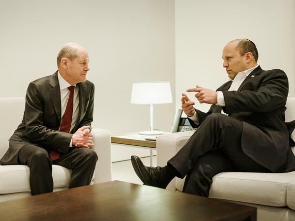 Bundeskanzler Olaf Scholz beim Gespräch mit dem israelischen Ministerpräsidenten Naftali Bennett in Berlin.