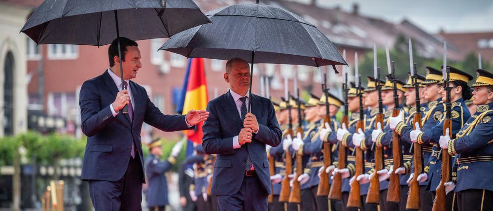 Bundeskanzler Olaf Scholz (rechts) wird am Freitag in der kosovarischen Hauptstadt Pristina empfangen. 