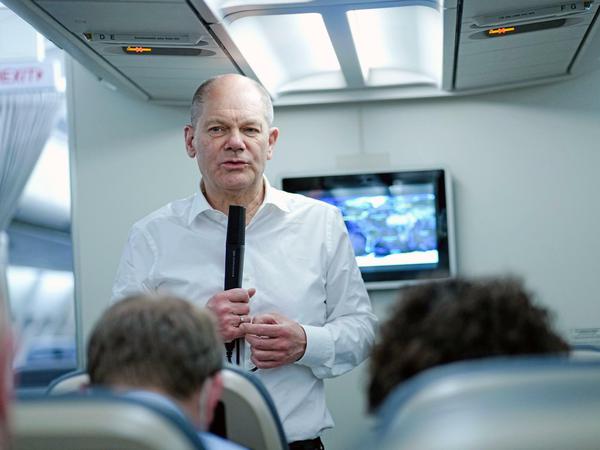 Bundeskanzler Olaf Scholz (SPD) spricht auf dem Rückweg von Washington im Airbus A340 der Luftwaffe mit den mitreisenden Journalisten. 