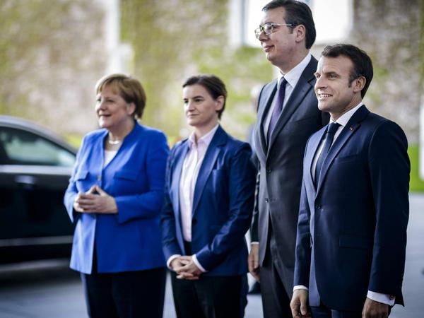 Kanzlerin Merkel, CDU, Serbiens Ministerpräsidentin Brnabic, der Belgrader Präsident Vucic und Frankreichs Staatschef Macron (v.l.n.r.)