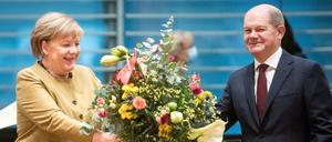 Blumen vom Vizekanzler: Angela Merkel (CDU) mit Olaf Scholz (SPD) 