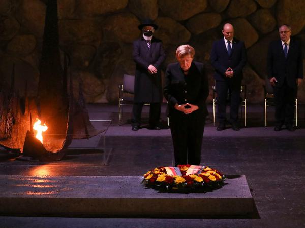 Bundeskanzlerin Angela Merkel hält in der Halle der Erinnerung in Jerusalem für einen Moment inne.