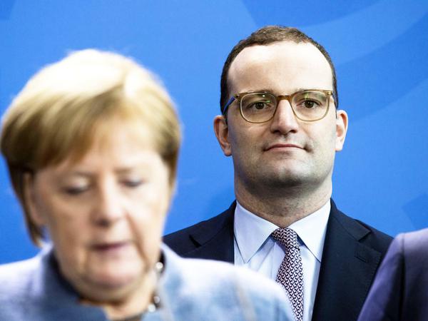 Neue Probleme für Angela Merkel und Jens Spahn - besonders der Gesundheitsminister steht nun in der Kritik. Der Grund: es gibt zu wenige Untersuchungen zu der Mutation.