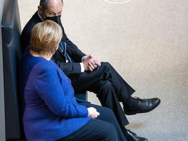 Angela Merkel und Olaf Scholz haben sich zu einer Corona-Besprechung im Bundestag zurückgezogen. 