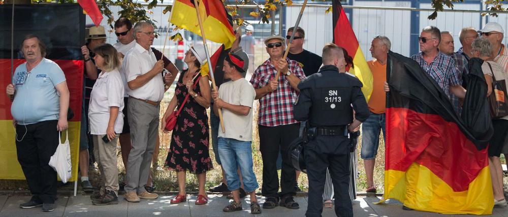Teilnehmer einer Demonstration der islamfeindlichen Pegida-Bewegung anlässlich des Besuchs von Angela Merkel in Dresden.