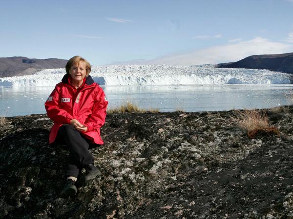 Prägte ihr Bild als "Klimakanzlerin": Angela Merkel 2007 am Eqi Gletscher bei Ilulissat in Grönland.