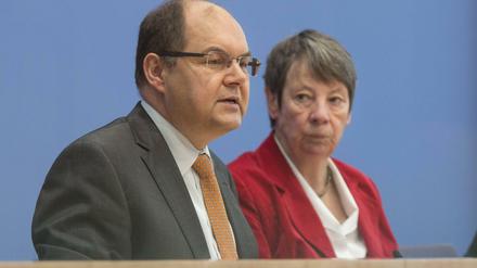 Landwirtschaftsminister Christian Schmidt und Umweltministerin Barbara Hendricks bei einer Pressekonferenz im Jahr 2015.
